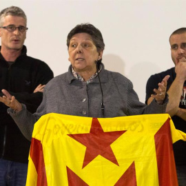 Los diputados de la CUP Gabriela Serra (c), Sergi Saladié (i) y Xevi Generó (d), durante la rueda de prensa. EFE/ Quique García