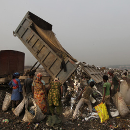 Ragpickers recogiendo papel en la basura.- REUTERS