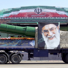 Foto de archivo de un camión militar iraní con un misil y la fot del líder supremo el ayatolá Ali Jamenei, en Teherán. REUTERS/Raheb Homavandi