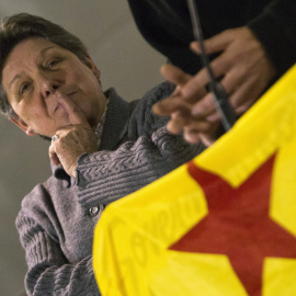 La diputada de la CUP Gabriela Serra, durante la rueda de prensa que ofrecieron posterior a la reunión del Consejo Político de la CUP y de su Grupo de Acción Parlamentaria (GAP), realizada en el centro cívico Pere Quart de Barcelona. EFE/ Q