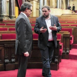 El presidente de la Generalitat en funciones, Artur Mas, y el líder de ERC, Oriol Junqueras, en el hemiciclo del Parlament. EFE