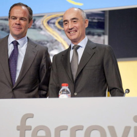Iñigo Meirás, consejero delegado de Ferrovial, y Rafael del Pino, presidente, en una junta de accionistas de la constructora. EFE