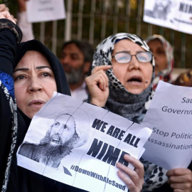 Manifestantes chiítas protestan ante la embajada saudí en Karachi, la ciudad más poblada de Pakistán. / EFE