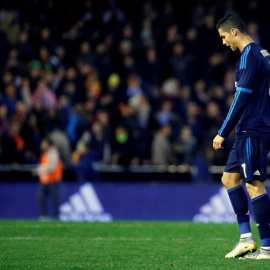 Cristiano Rolando se retira cabizbajo tras finalizar el partido ante el Valencia. EFE/Juan Carlos Cárdenas