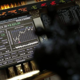 Las Bolsas chinas han cerrado prematuramente por la nueva normativa que obliga a suspender su actividad en caso de que las caídas superen el umbral del 7%.- EFE