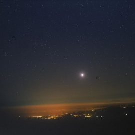 Vista desde el Observatorio del Teide hacia el este. Sobre el horizonte el planeta Venus y, arriba a la izquierda, el cometa Catalina