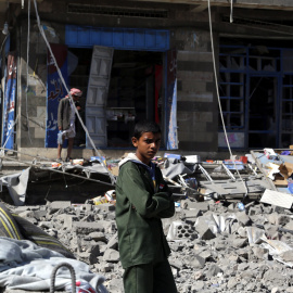 Un niño yemení inspecciona los destrozos tras un bombardeo, ejecutado supuestamente por la coalición liderada por Arabia Saudí, en un barrio de Saná (Yemen).- EFE