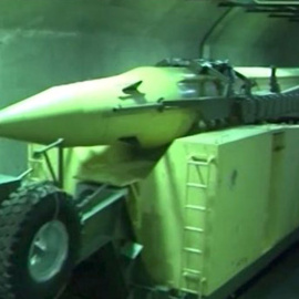 Uno de los misiles exhibidos por Irán en su depósito subterráneo. REUTERS