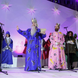 La alcaldesa de Madrid, Manuela Carmena, con los reyes Melchor, Gaspar y Baltasar. / EFE