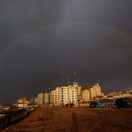 Un arco iris sobre la ciudad de Gaza, el 02 de enero de 2016. EFE / EPA / MOHAMMED SABER