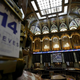 El IBEX 35 perdía un 1,74 % y los 8.800 puntos, mínimos desde septiembre de 2013, minutos después de la apertura, en línea con las caídas en otros mercados, afectados por la caída del precio del petróleo, la frágil recuperación económica y 