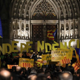 Concentración en la plaza de la Catedral de Barcelona para reclamar un acuerdo entre JxS y la CUP. / EFE
