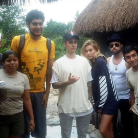 Fotografía cedida por la compañía turística AllTourNative, que muestra a la estrella pop canadiense Justin Bieber de vacaciones en la Riviera Maya./ EFE