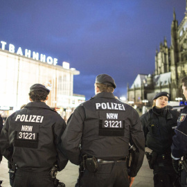 Varios policías patrullan cerca de la estación central de tren de Colonia, Alemania, el 6 de enero del 2016. EFE