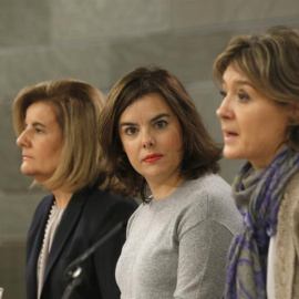 La vicepresidenta, Soraya Sáenz de Santamaría, junto a las ministras Fátima Báñez e Isabel García Tejerina, en la Moncloa. / EFE