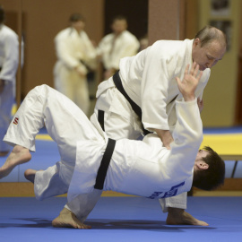 El presidente ruso, Vladimir Putin, participa en una exhibición del equipo nacional de judo en Sochi, Rusia. EFE/Alexei Nikolsky/SPUTNIK POOL