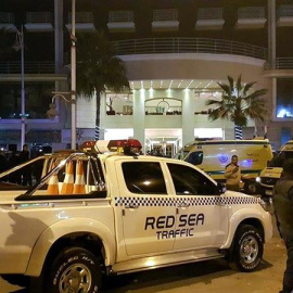 La Policía, a las afueras del hotel donde se ha producido el ataque. EFE