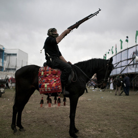 Un leal al movimiento Hamas se sienta en un caballo durante un mitin en Khan Younis, en el sur de la Franja de Gaza.- SAID KHATIB (AFP)