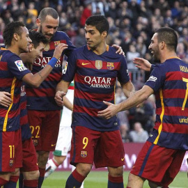 Messi celebra con sus compañeros su tercer gol ante el Granada. - EFE