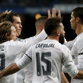 Gareth Bale celebra con sus compañeros uno de sus tres goles anotados ante el Depor. - REUTERS
