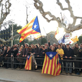 Centenares de personas concentradas a las puertas del Parlament para celebrar el acuerdo de investidura. EP