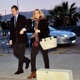 La infanta Cristina y su marido, Iñaki Urdangarin, a su llegada al edificio de la Escuela Balear de la Administración Pública de Palma. /EFE