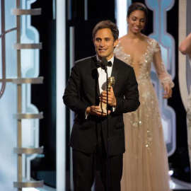 Gael García Bernal al recoger su premio como mejor actor de comedia por 'Mozart in the jungle'. /EFE