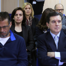 La infanta Cristina en el banquillo de los acusados al inicio esta mañana del denominado Caso Nóos, que juzga la actividad de la fundación presidida por el cuñado del rey, Iñaki Urdangarín, y el presunto desvío de 6,6 millones de dólares de
