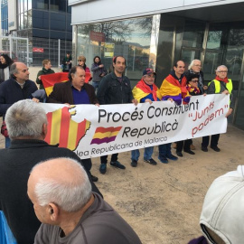 Integrantes de Unidad Cívica por la República, durante una concentración ante la Escuela Balear de la Administración Pública (EBAP), el edificio donde se celebrará el juicio del caso Nóos en el que se sientan en el banquillo de los acusados