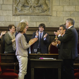 El nuevo presidente electo catalán, Carles Puigdemont, en el  salón de plenos del Ayuntamiento de Girona donde ha oficializado su renuncia a la alcaldía de la ciudad. EFE/David Borrat