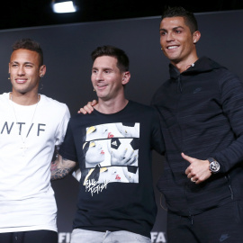 Foto inaudita en Zúrich con Neymar, Messi y Cristiano abrazados y sonrientes. /REUTERS