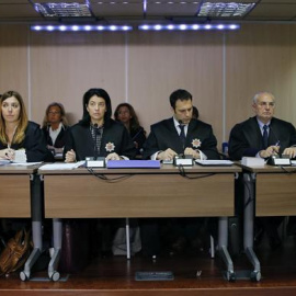 Los fiscales Anticorrupción Pedro Horrach (i) y Ana Lamas (2i), durante el juicio del caso Nóos, en el que están acusados la infanta Cristina su marido Iñaki Urdangarin y otros 16 acusados y que ha comenzado hoy en la Escuela Balear de la A