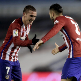 Griezmann celebra con Carrasco uno de los goles del Atlético ante el Celta. /REUTERS