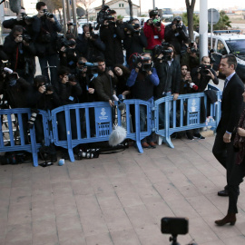 La infanta Cristina de Borbón y su marido Iñaki Urdangarin, a su llegada a la primera sesión del juicio por el caso Nóos. REUTERS/Enrique Calvo