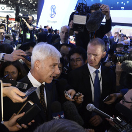 El presidente del Grupo Volkswagen, Matthias Müller, atiende a los medios durante el Salón Internacional del Automóvil de Norteamérica en Detroit, Michigan (Estado Unidos). EFE/Larry W. Smith