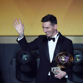 Lionel Messi, con su quinto Balón de Oro. - EFE