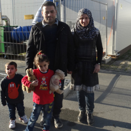 Abdullah Al Husseian, con su mujer Hayat y sus hijos, en el campo de refugiados de Dortmund. / CORINA TULBURE
