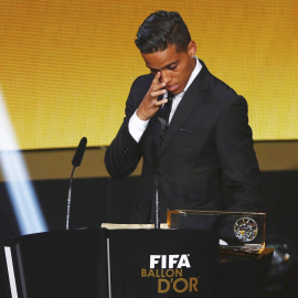 Wendell Lira recibe emocionado el trofeo del Premio Puskas al mejor gol de 2015. - REUTERS