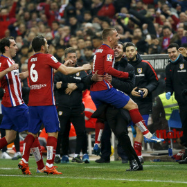 Griezmann celebra un gol con Simeone en el partido contra el Athletic en diciembre. /REUTERS