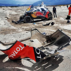 Imagen cedida por André Lavadinho que muestra el coche del piloto francés Sebastien Loeb tras sufrir un accidente. /EFE