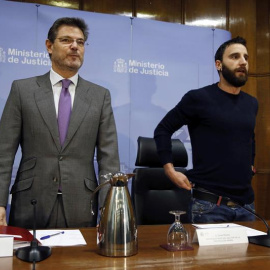 El ministro de Justicia, Rafael Catalá (i), acompañado por el actor y humorista Dani Rovira, durante la inauguración de una jornada en la que se analiza el endurecimiento de las penas en los casos de maltrato animal que recoge el nuevo Códi