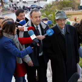 Dos de los acusados, los doctores Simón Viñals y su hijo Carlos Viñals, responsables del equipo sanitario contratado para la fiesta del Madrid Arenas, a su llegada a la Audiencia Provincial de Madrid. EFE/MARISCAL