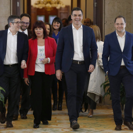 El secretario general del PSOE, Pedro Sánchez, acompañado de la presidenta del partido, Micaela Navarro y los secretarios de Acción Política, Patxi López y Organización, César Luena, a su llegada a la reunión que ha mantenido en el Congreso