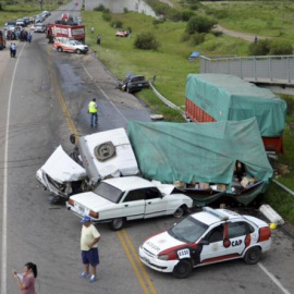 Imagen del accidente que ha tenido lugar este martes en la localidad de Villa Costa Canal. /AFP
