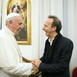 El actor Roberto Benigni conoce al papa Francisco durante la presentación de 'El nombre de Dios es Misericordia' en el Vaticano.  REUTERS