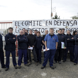El comité de empresa de la planta de TRW en Pamplona, dedicada a la automoción, ha exigido la retirada del expediente de despido colectivo anunciado en esta factoría, que cuenta con 620 trabajadores. EFE/Villar López