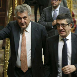 El nuevo presidente del Congreso, el socialista Patxi López (d), junto al presidente saliente, Jesús Posada, durante la constitución hoy del nuevo Parlamento. / EFE