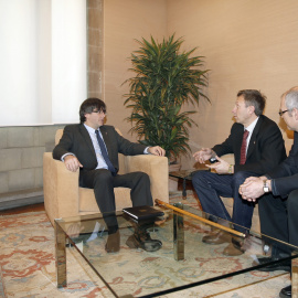 El presidente de la Generalitat, Carles Puigdemont, ha recibido al alcalde de Artesa de Lleida, Pere Puiggros y al primer teniente de alcalde Benjami Mor, en su primer acto ofIcial como nuevo jefe del Govern. EFE/Andreu Dalmau