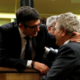 Jesús Posada saluda Patxi López, su sucesor en la presidencia del Congreso. / EFE
