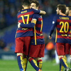 GRA506. CORNELLÀ - EL PRAT (BARCELONA), 13/01/2016.- El delantero del FC Barcelona Munir El Haddadi (i) celebra con su compañero, el delantero argentino Leo Messi (d), el gol que ha marcado, el primero del equipo frente al Espanyol, durante